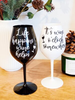 pokaal tekstiga sõnumiga life happens wine helps it's wine o'clock