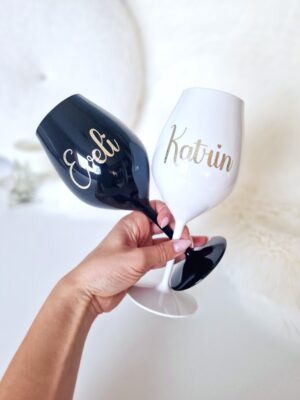 Nimeline veinipokaal (must või valge)