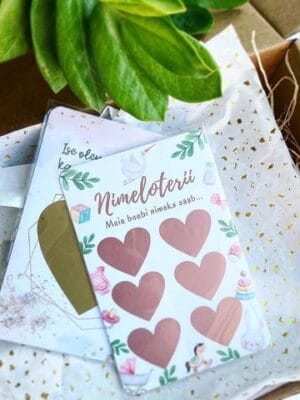 Roosa kujundusega beebi nimeloterii kaart pakendis