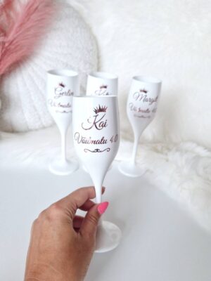 Oma tekstiga shampusepokaal (must või valge)